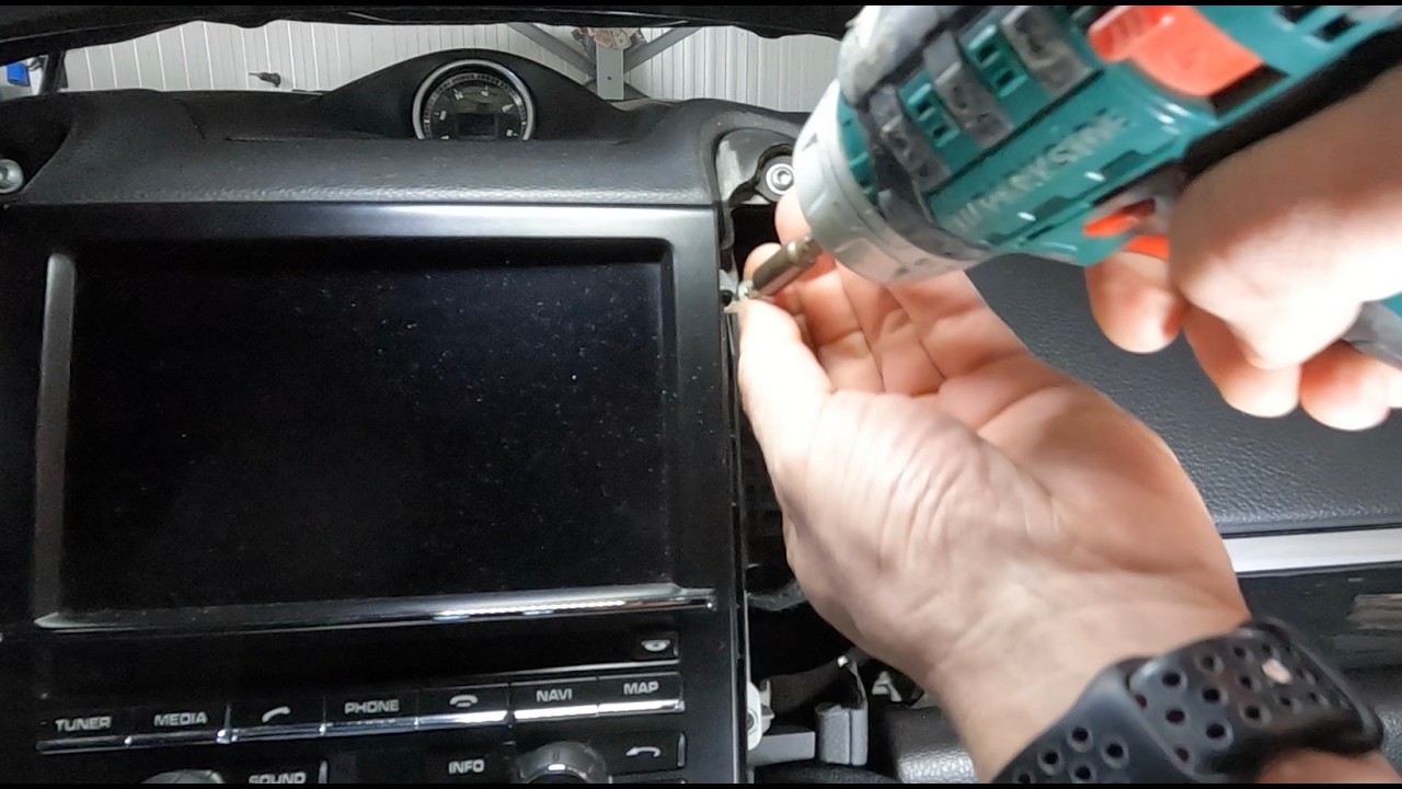 Porsche Cayenne II 2010-2017 How To Remove Original / Factory Radio Removal