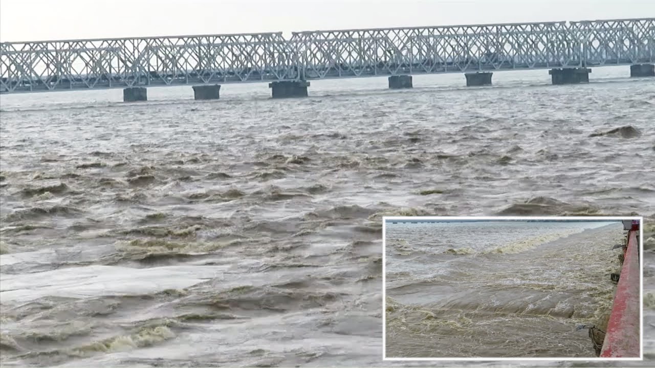 Heavy Floods Krishna River Vijayawada | Train Rushing over Floods | vijayawada krishna river floods