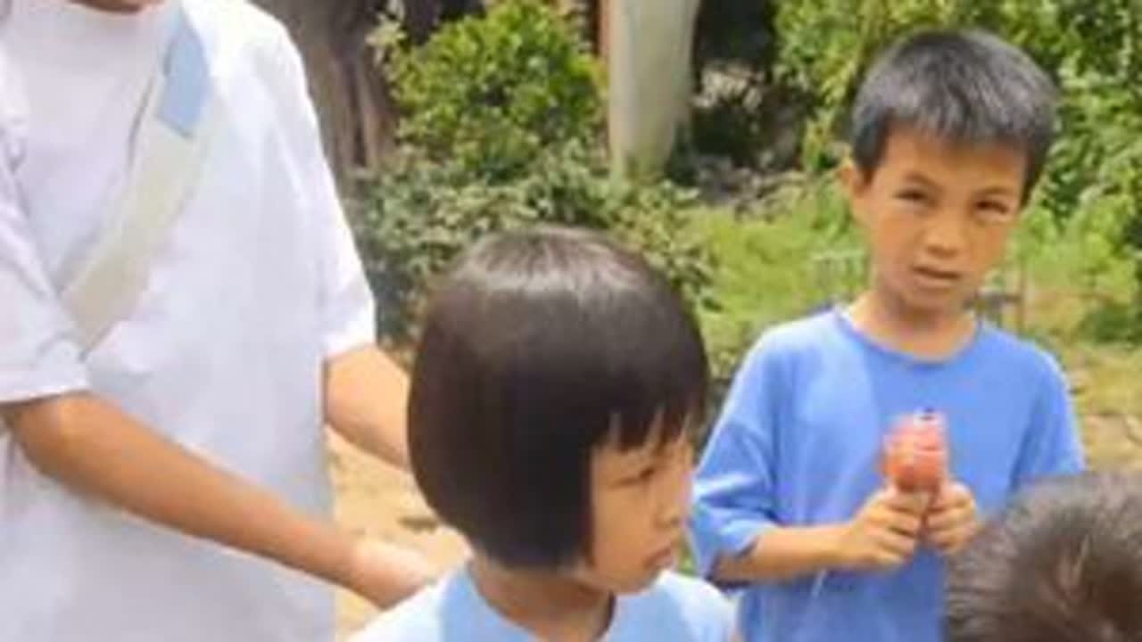 五年前，这个家的顶梁柱“抛下”了五个年幼的孩子和生活不能自理的妻子永远的离开了这个家，善良的叔婶扛过了这个家的重担，他们把五个孩子视同己出，生活并不富有的他们努力的抚养着五个侄子侄女。