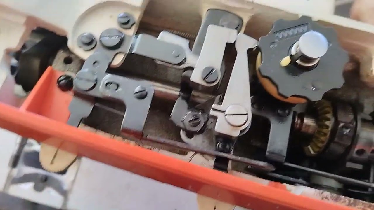Máquina Singer facilita 248 R. Cambio de ojalador. última parte.