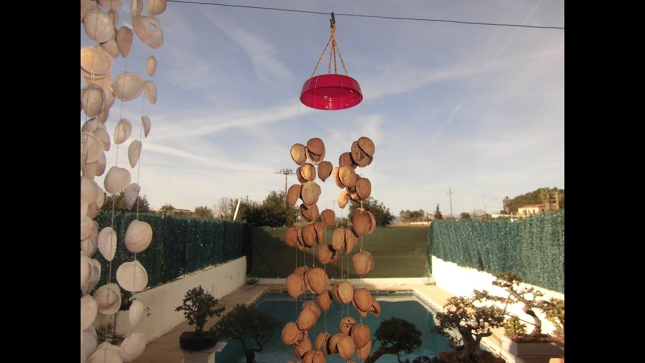 Sonajero de viento con cascaras de nueces