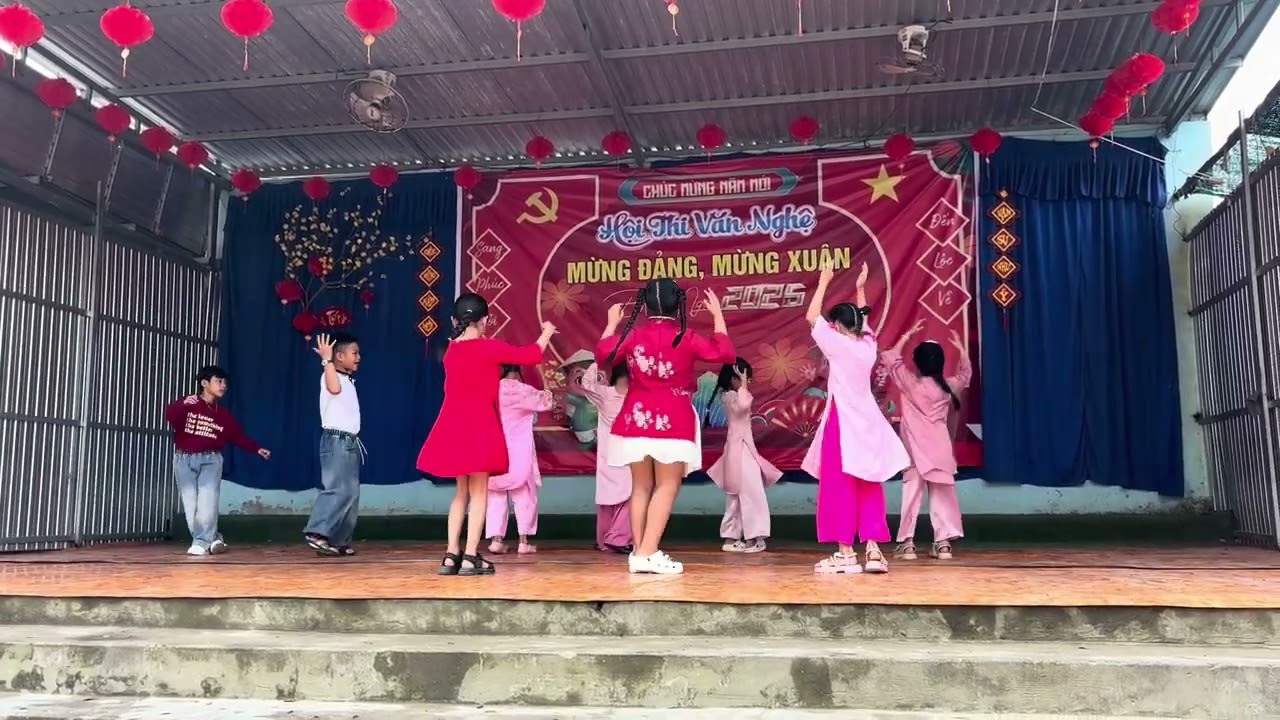 xuka múa mừng xuân lớp 3/2