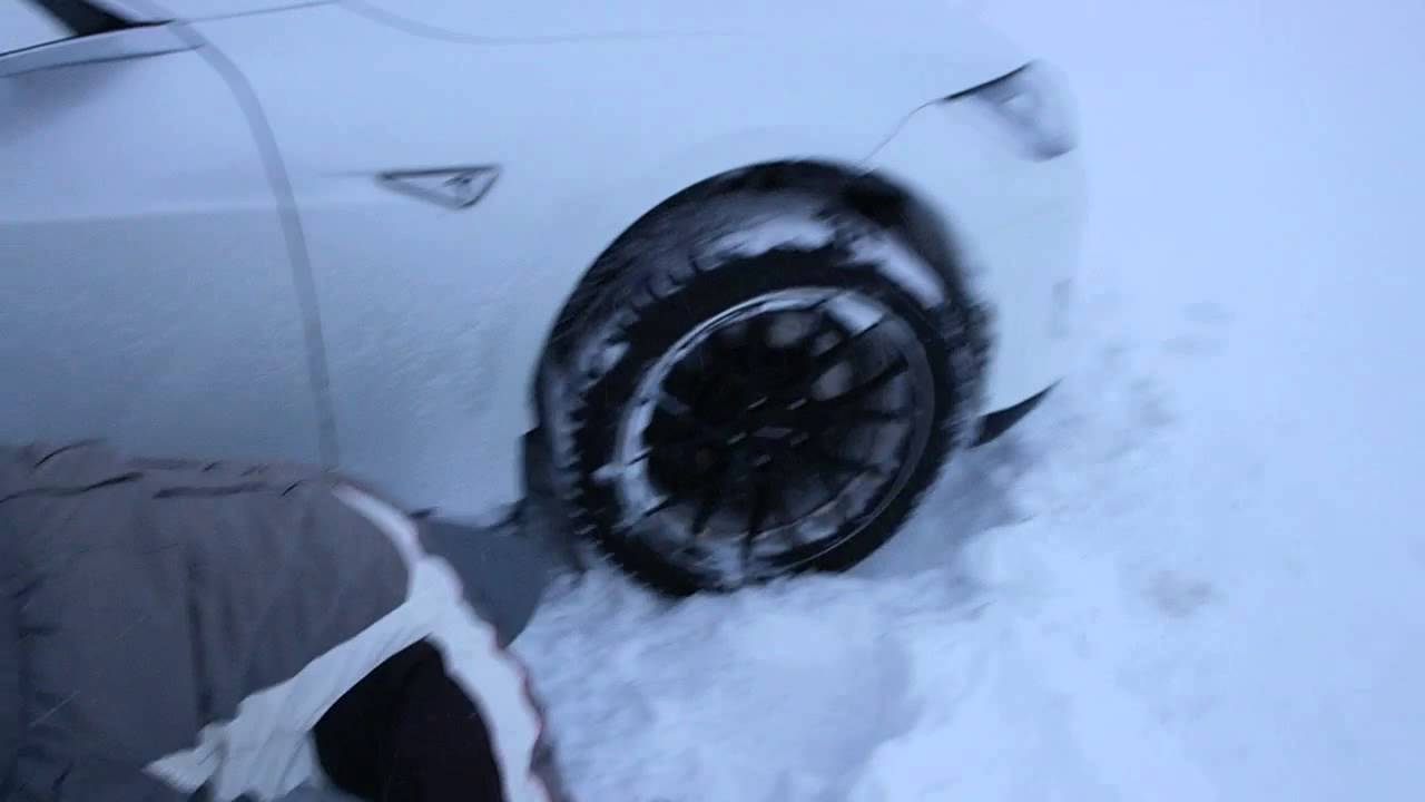 Tesla Model S stuck in snow on Arctic Circle in Norway