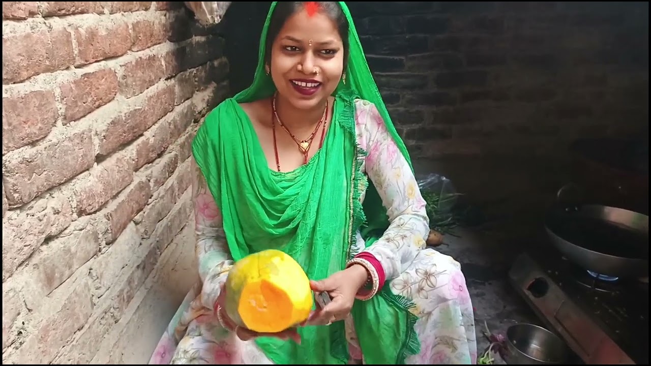 मोनिका जी सुबह सुबह क्या काट रही हैं आप सब वीडियो को पूरा देखिए