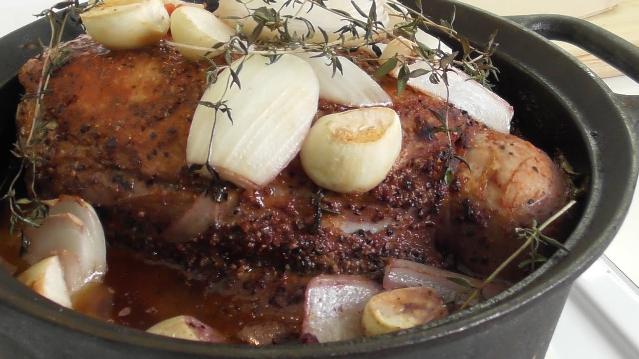 Nyhtöpossua punaviinissä. Porsaan lapaa punaviinissä haudutettuna. Pulled pork. Slow food.