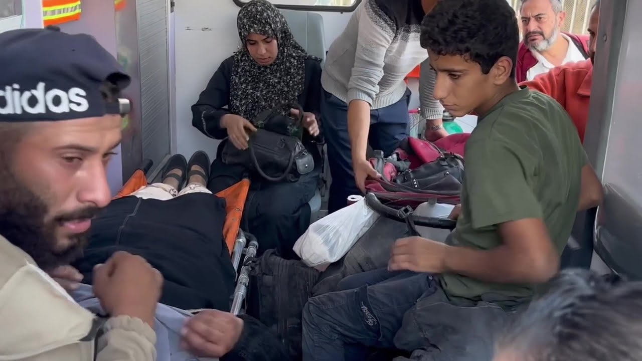 وصول مرضى وجرحى لمستشفى الأقصى في دير البلح وسط قطاع غزة بعد نزوحهم قسراً من شمال غزة