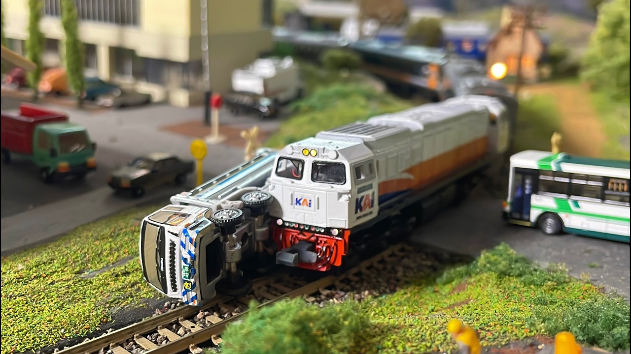 Merakit Drama Mainan Kereta Api CC206 Anjlok Menabrak Mobil Tangki Di Perlintasan - Mainan KAI