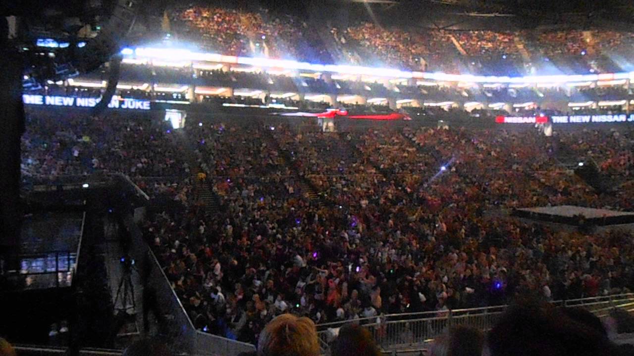 one direction fans singing one way or another TMHTOUR