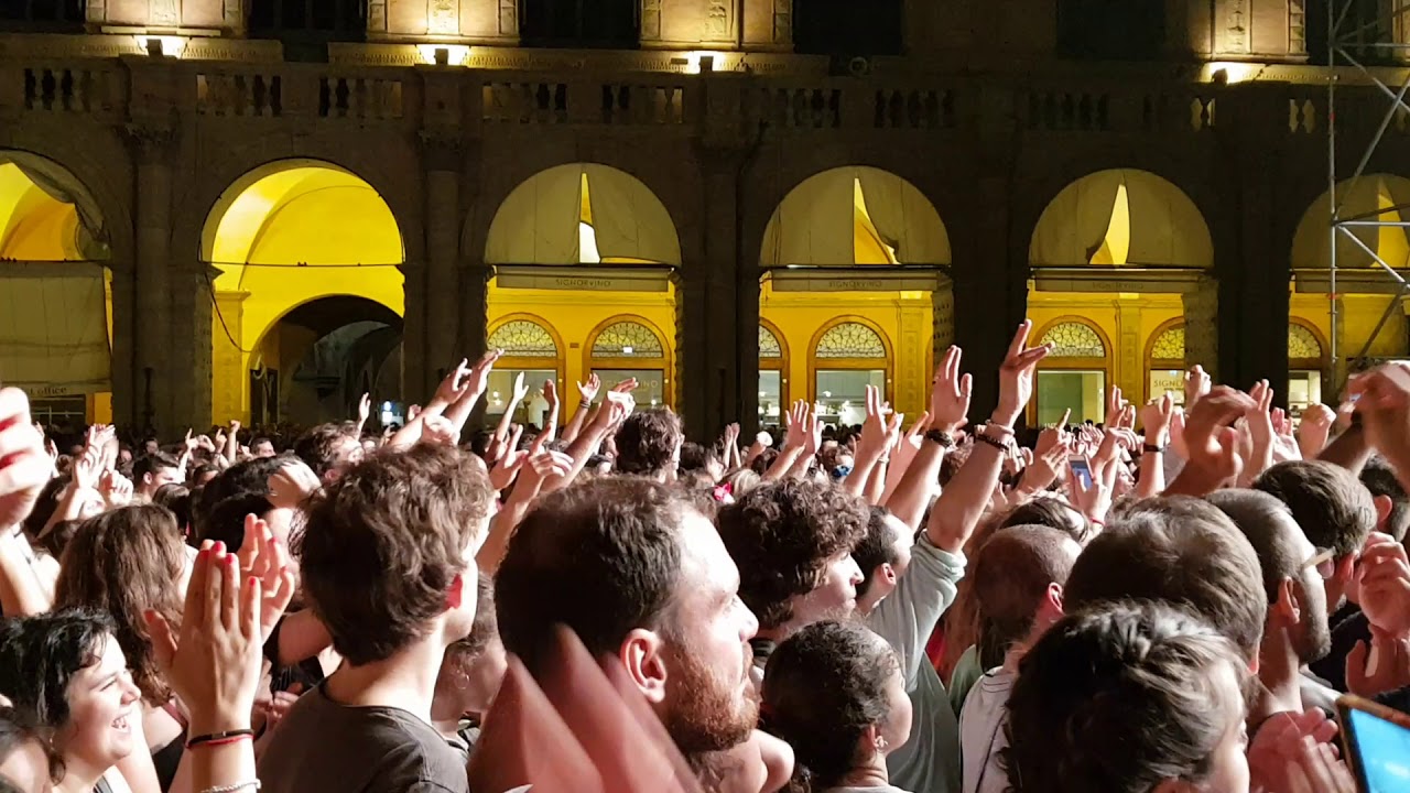 Bologna. Lo Stato Sociale - Momento di contestazione  