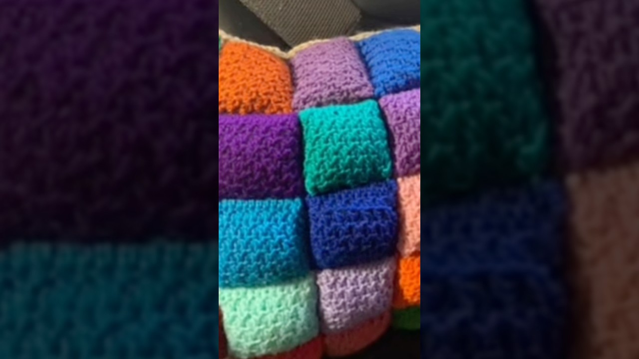 Full tutorial ^^^ Beginner Puff Pillow #crochetfall #crochetpillow