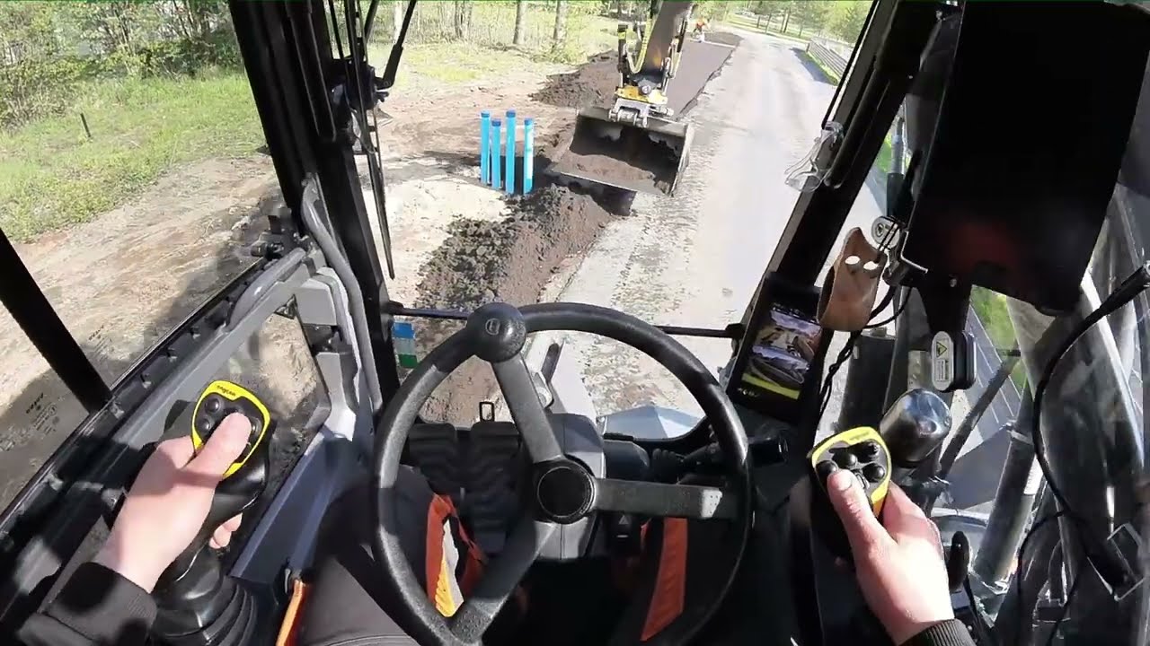 I spread some soil. Multausta. Invera + Volvo ewr150E + engcon.