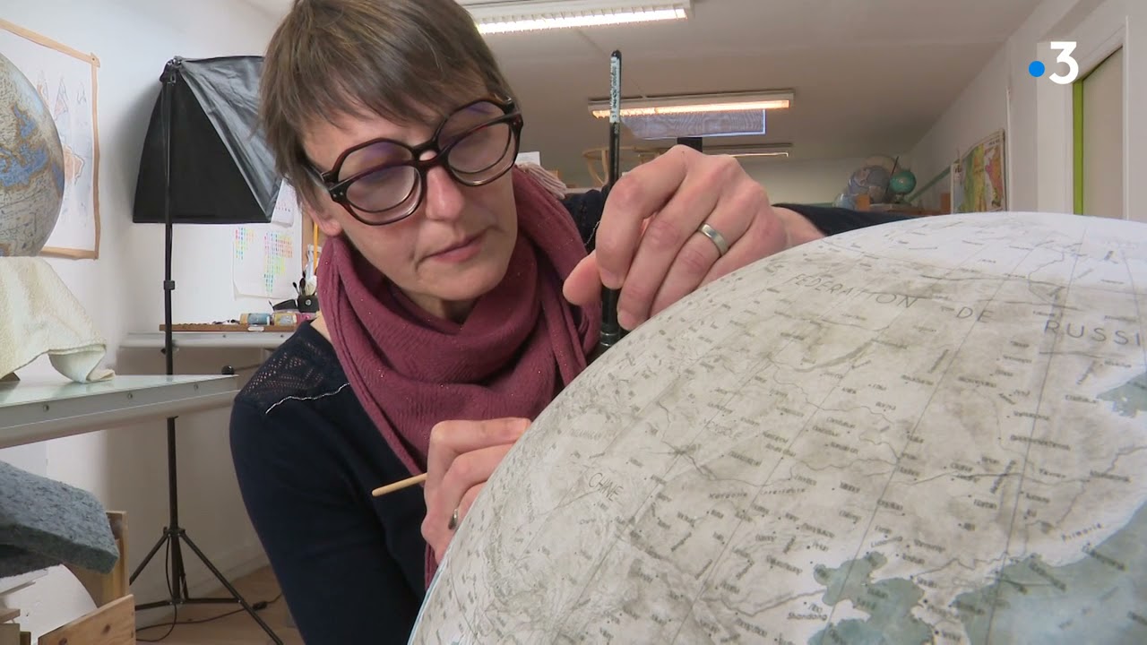 Besançon : Alain Sautter, avec ses globes, nous fait voir la Terre et la face cachée de la Lune...