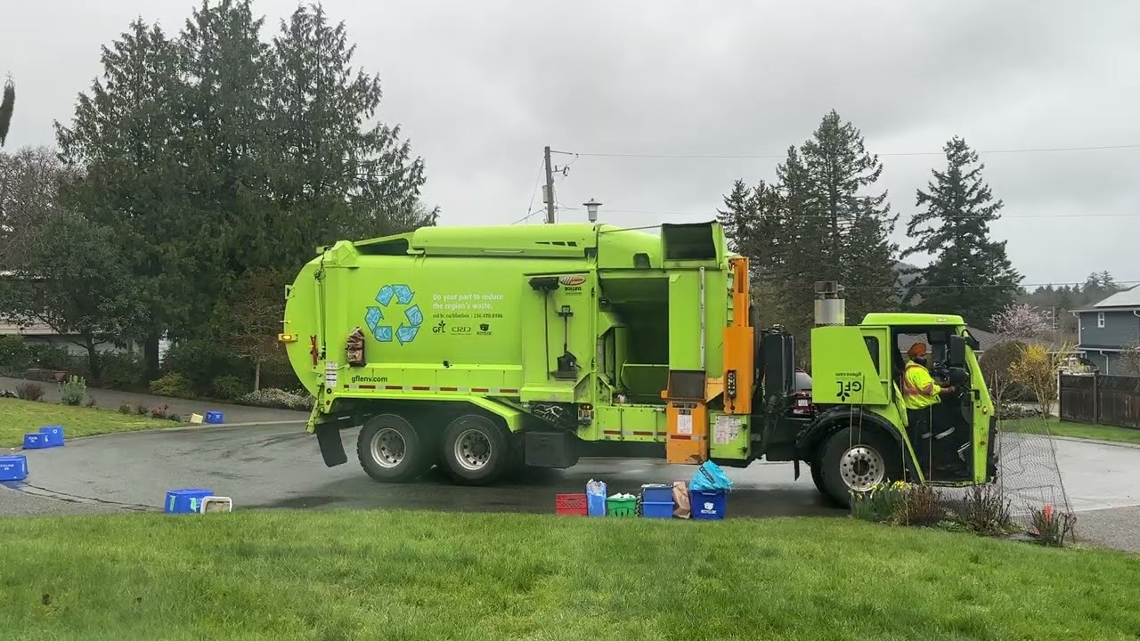 The recycling truck came on a rainy day 