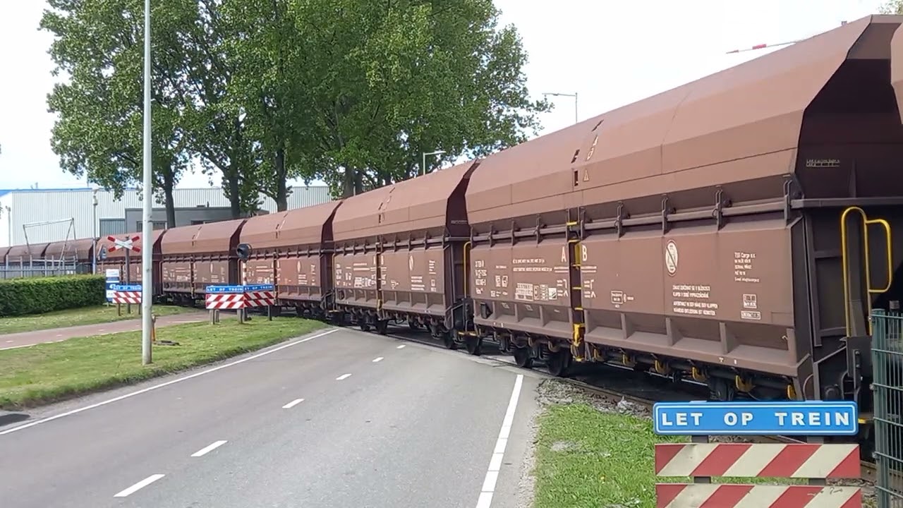 RFO 6702 + Ostrava kolentrein in de Amsterdamse Westhavens met flinke rook en tyfoon