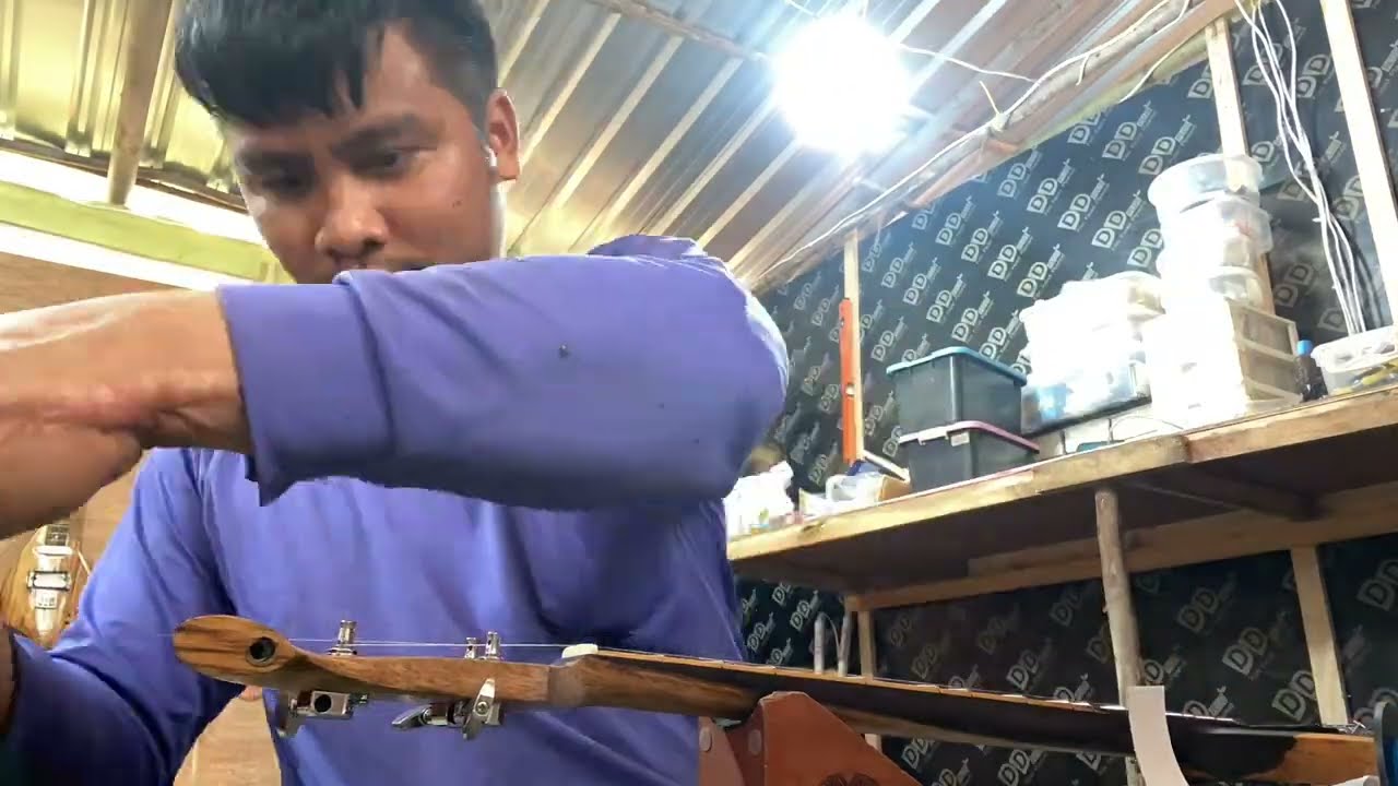 ทำพิณไฟฟ้าไม้พะยุง 8ชม.พร้อมดีดด โดยครูเบียร์ครับ