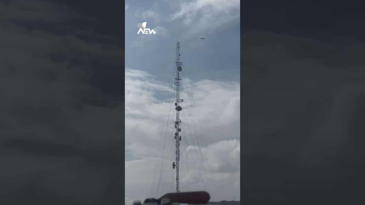 اللحظات الأولى للقصف الجوي على معسكر الحبانية في الأنبار وتوجه الدفاع المدني نحو الموقع | #وان_نيوز