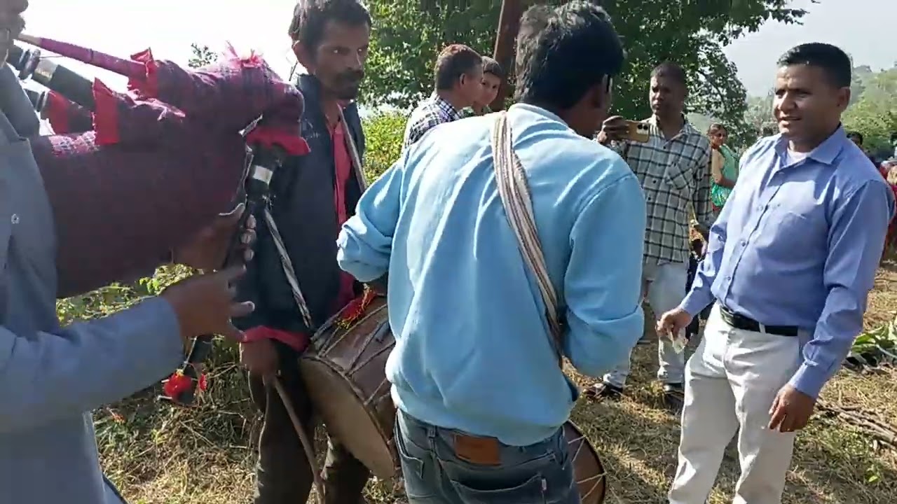 गौं मा ब्यो की रस्याण मसकबाजौ दगड़।
