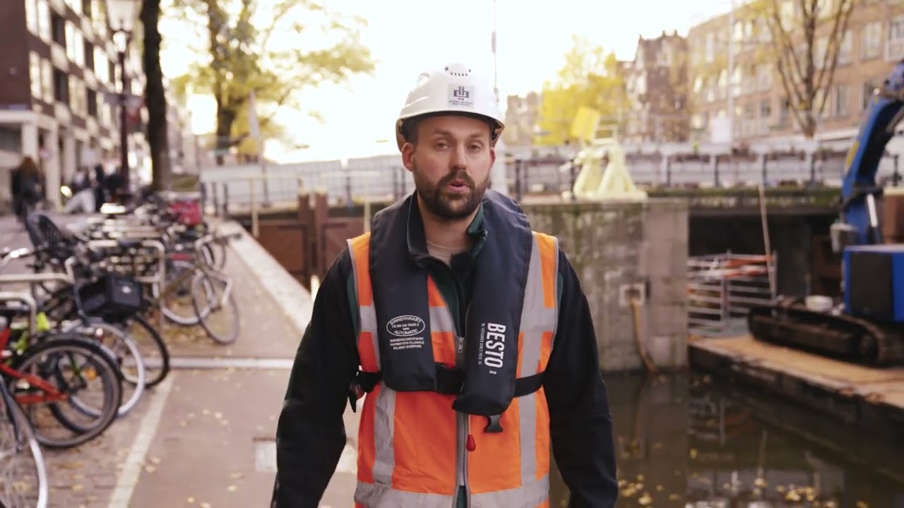 Op locatie bij: De Boer & De Groot vervangt sluisdeuren Eenhoornsluis Amsterdam