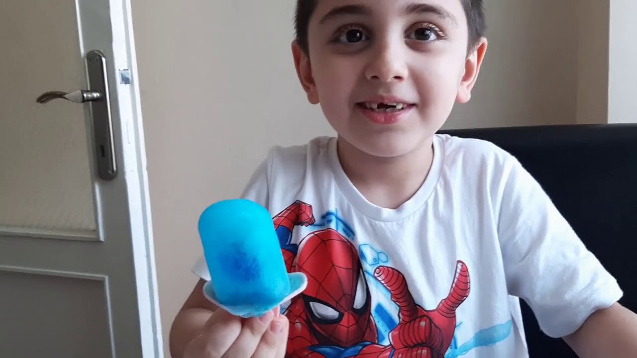 Efe değişik meyve sularından dondurma yaptı.