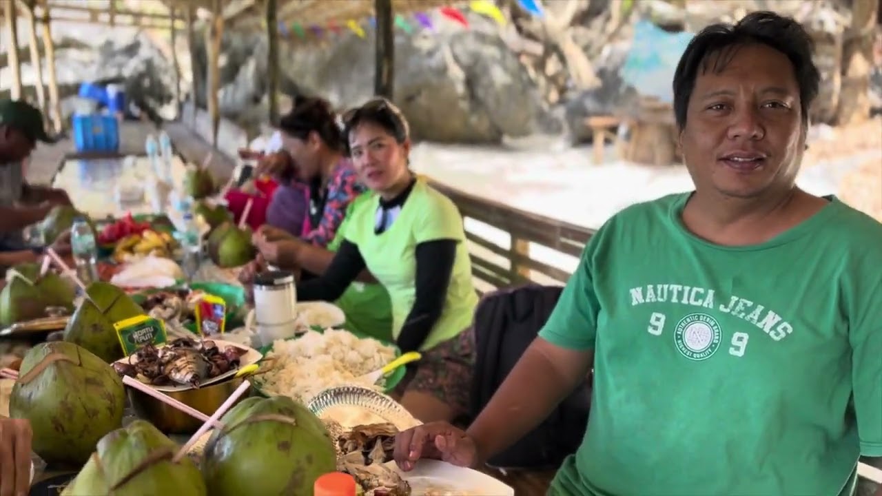 V#19 #Nakitang Lulutang lutang sa Karagatan, Nag gagandahang Pinay. Malapit sa Isla ng Coron.