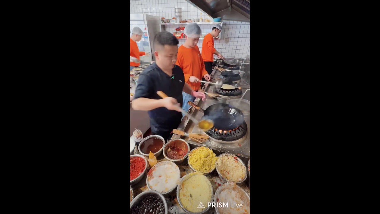Chinese Woman expert in cooking.