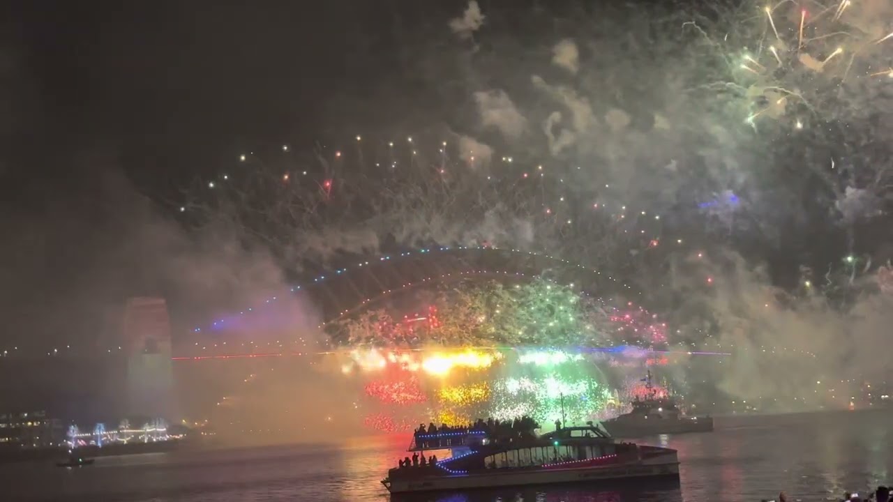 Sydney Harbour Bridge 2023 Fireworks #happynewyear #harbourbridge #newyear2k22 #fireworkssydeny2023#