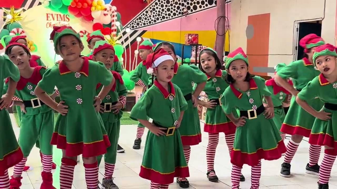 Santa’s little helpers!🧝‍♀️🎅