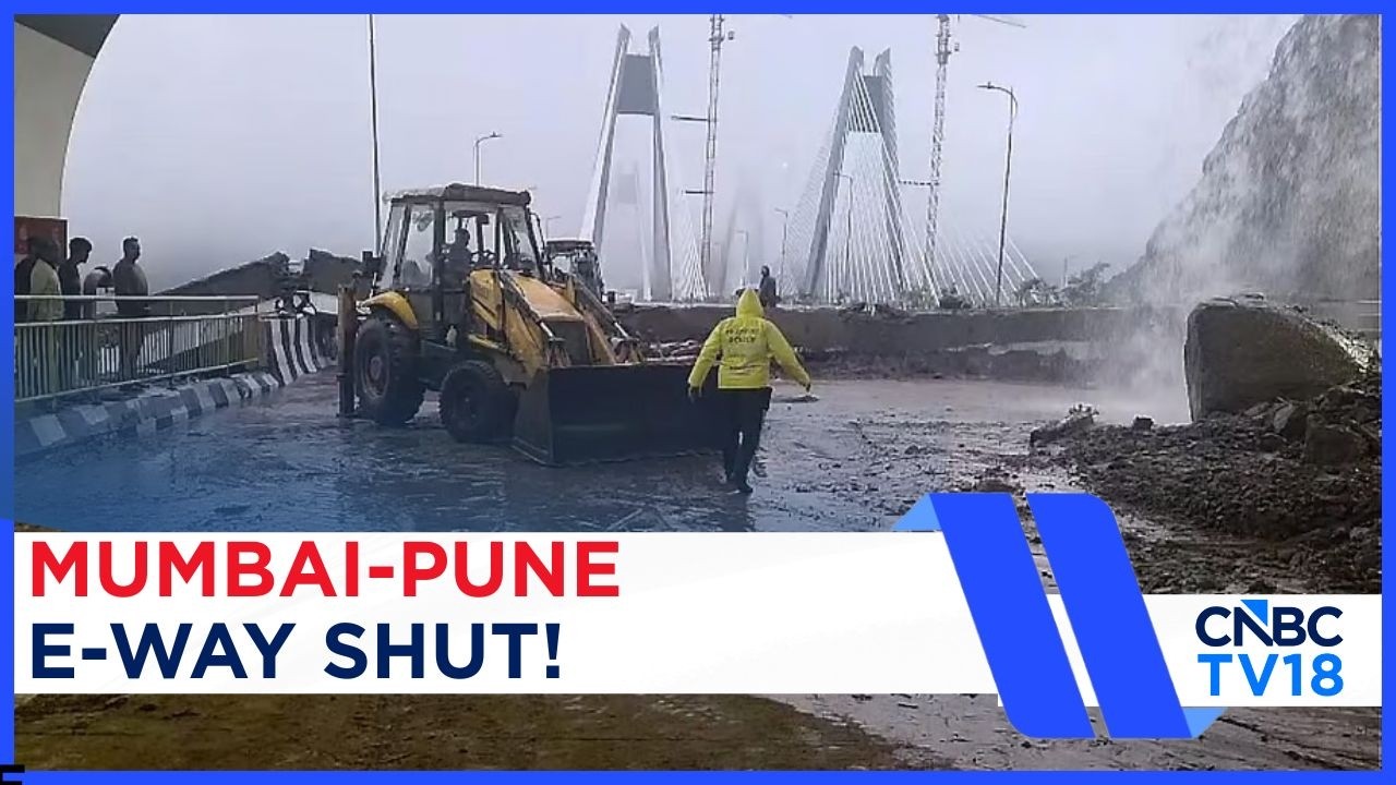 Major Landslide Blocks Expressway | Traffic Halts On Old Highway | Train Services Disrupted | N18V