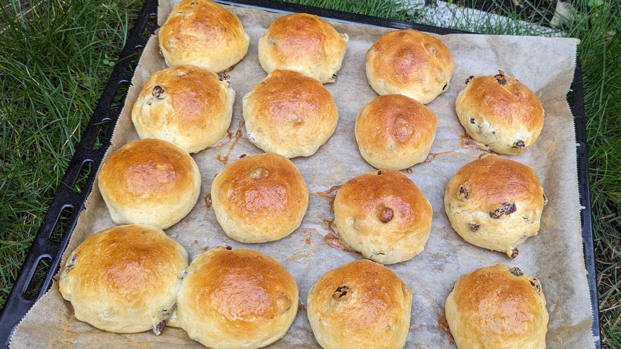 Fluffige Rosinenbrötchen aus Hefeteig mit vielen Rosinen. So lecker und einfach Brötchen Rezept