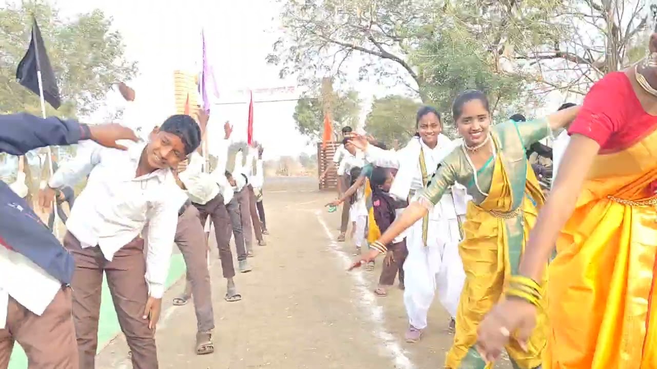 ##@_संगीत कवायत. नूतन माध्यमिक विद्यालय इंदवे येथे सादर करताना ...
