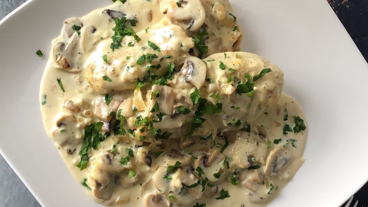 صدر الدجاج بالصلصة البيضاء والفطر Blanc de poulet avec la sauce blanche et les champignons