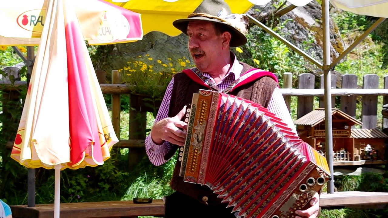 Musica e grappa a Stoanalm