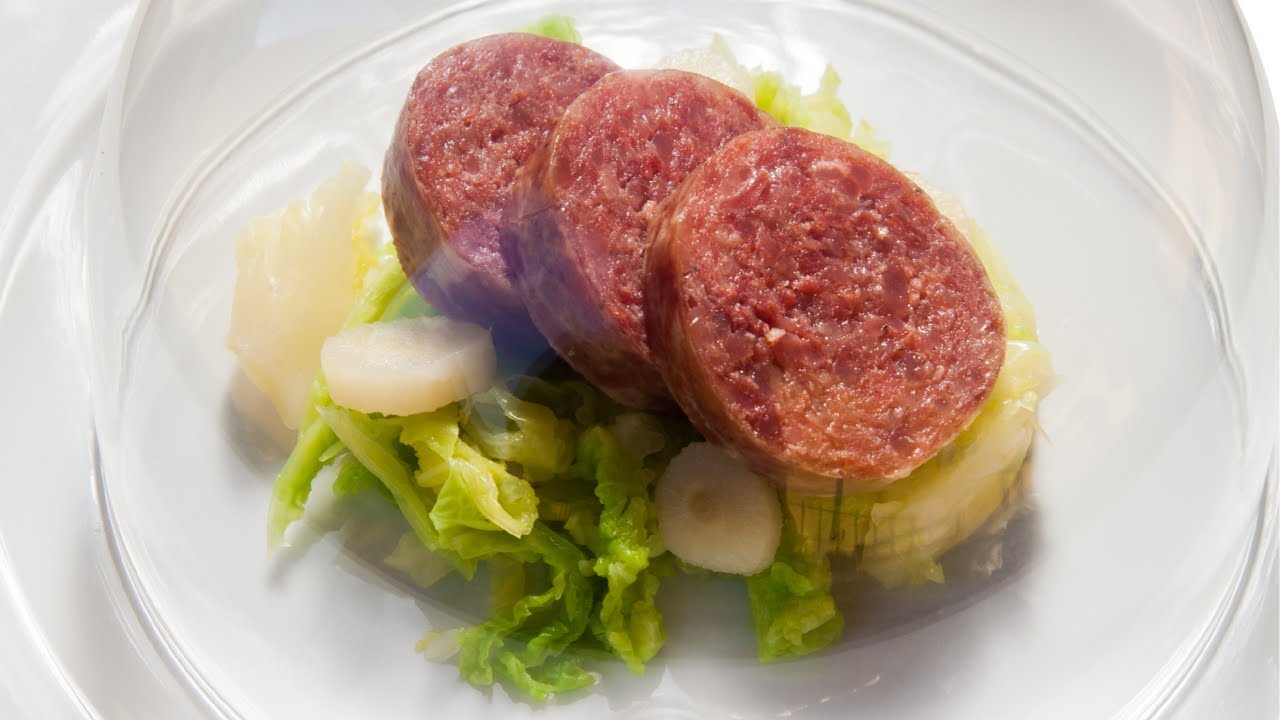 Cotechino con 2 Contorni Keto: Il Piatto delle Feste Senza Sensi di Colpa!
