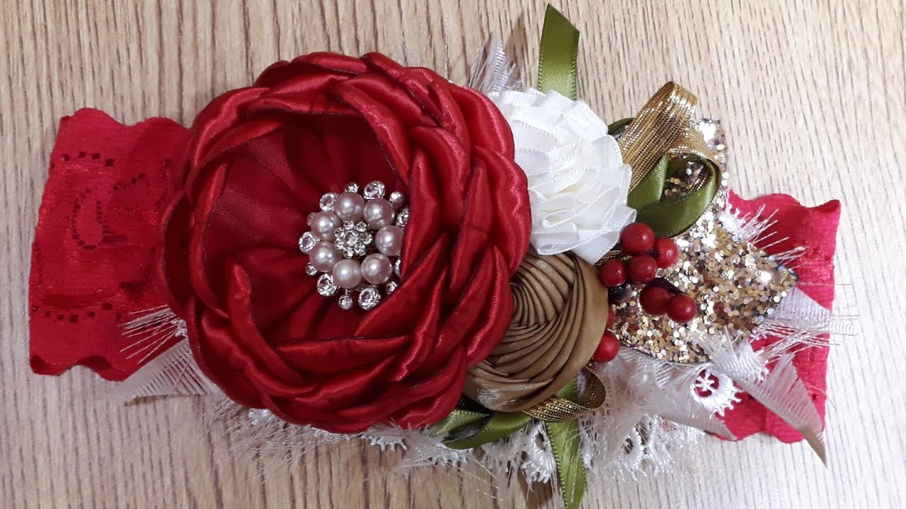 Maratón/tiara navideña con flor esponjosa y detalles /mayra León