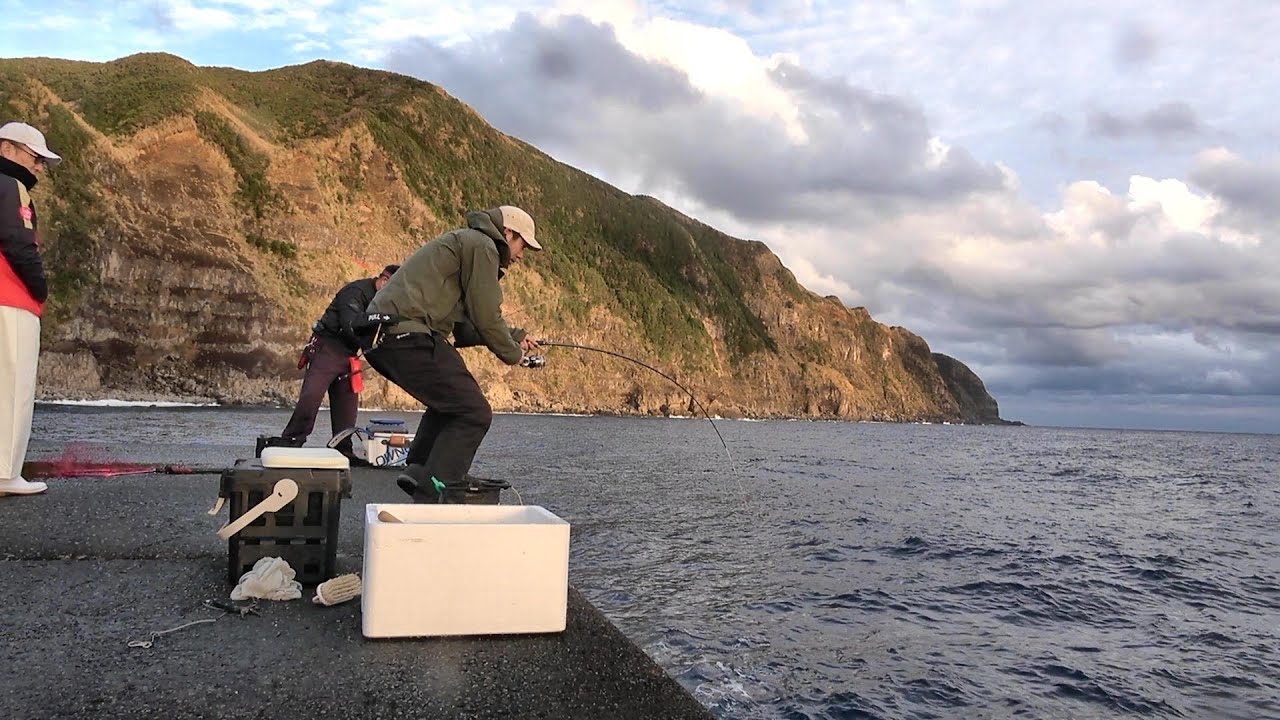 夢を追って八丈島へ！釣り人憧れの島では堤防から巨大な魚が… 【八丈島遠征2023 #1】