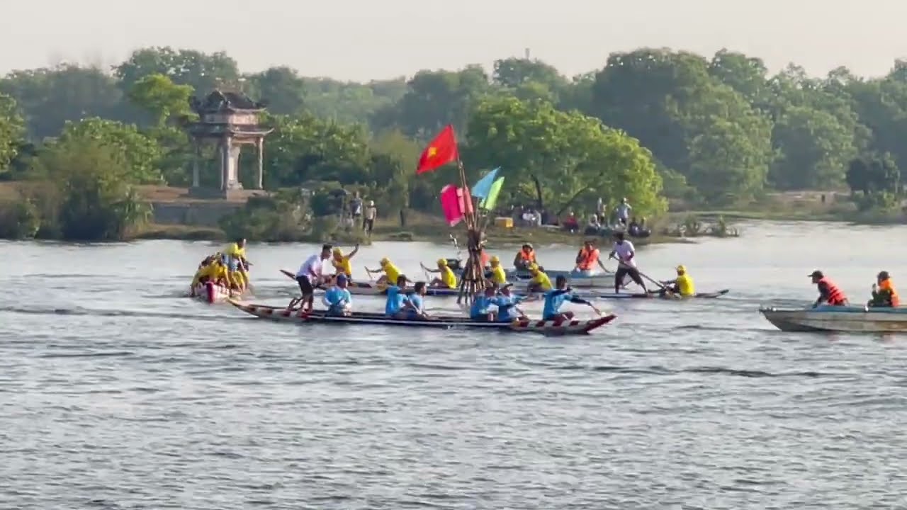 Giải đua ghe trên đầm làng quê vào buổi sáng bình minh nét đẹp làng quê người dân đông đúc cỗ vũ vui