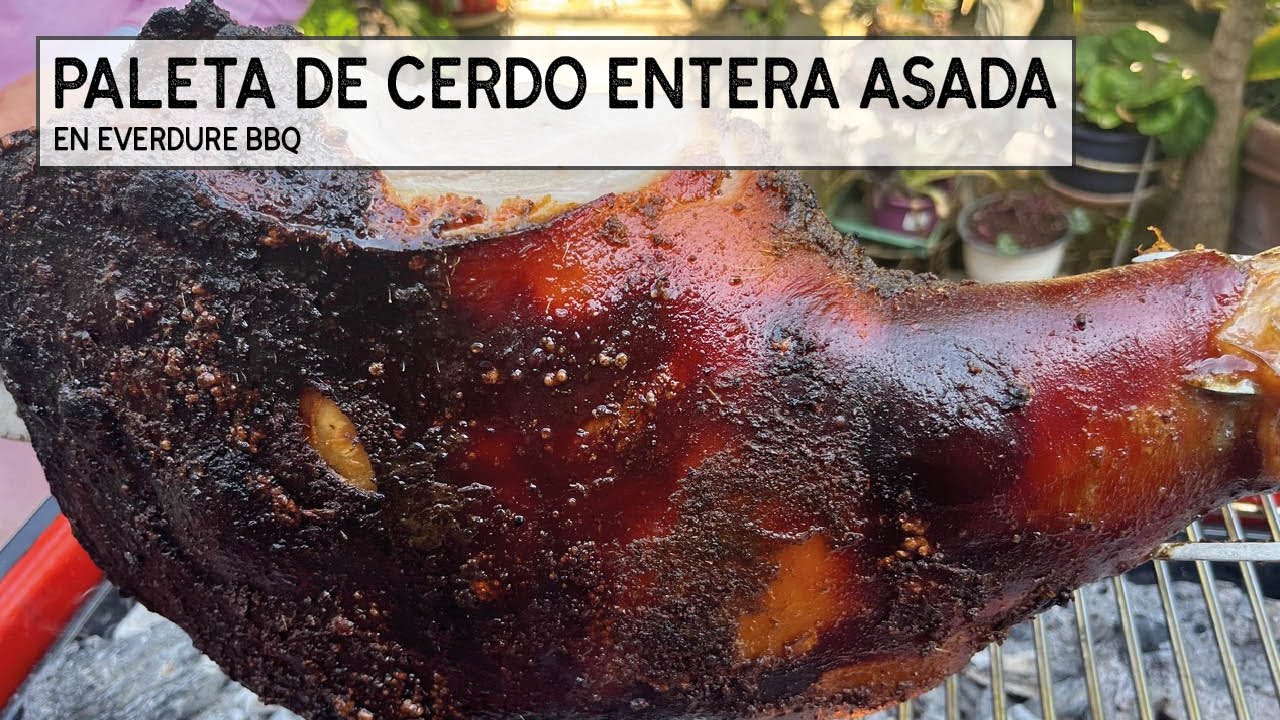 Paleta de cerdo ibérico asada entera a la brasa con rub y adobo asado en Everdure BBQ