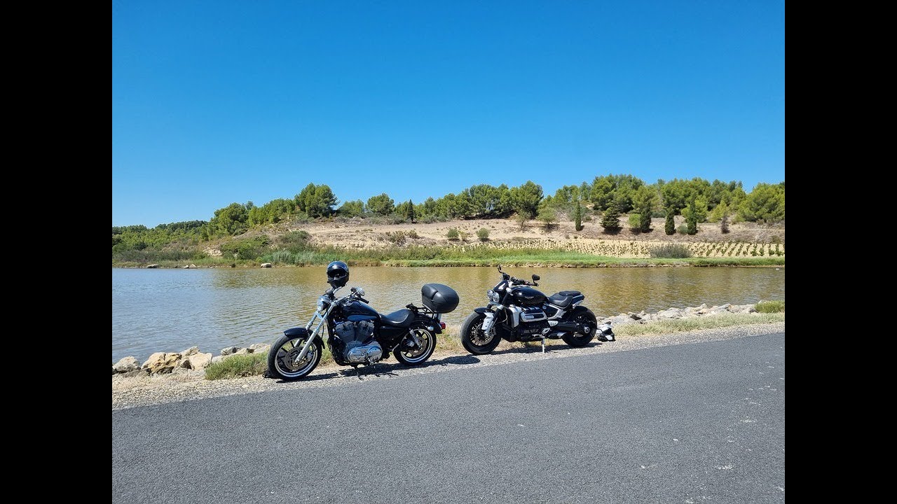 une Harley et une Triumph sur les routes d'Occitanie