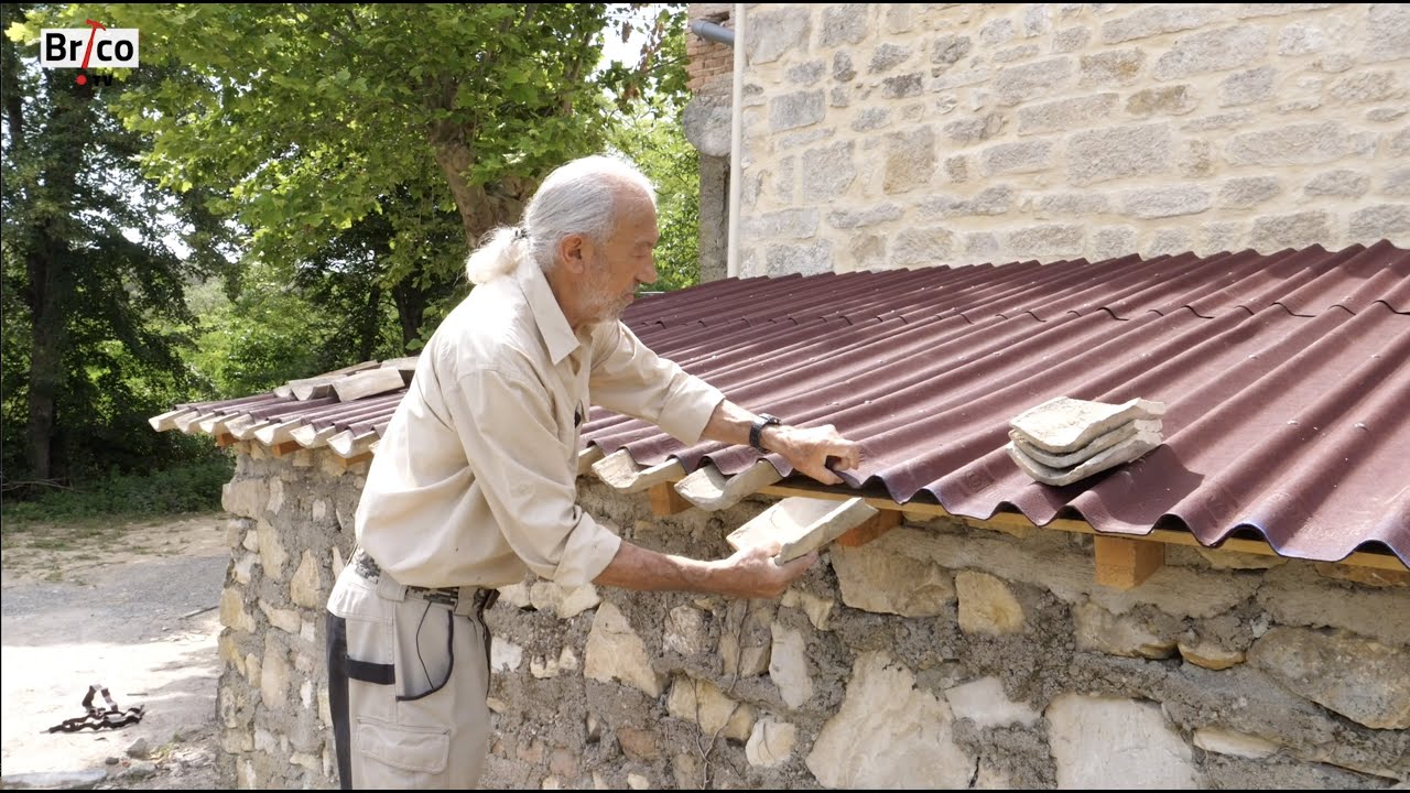 Couvrir une toiture en tuiles sur plaques Flexoutuile  - Tuto Bricolage avec Robert