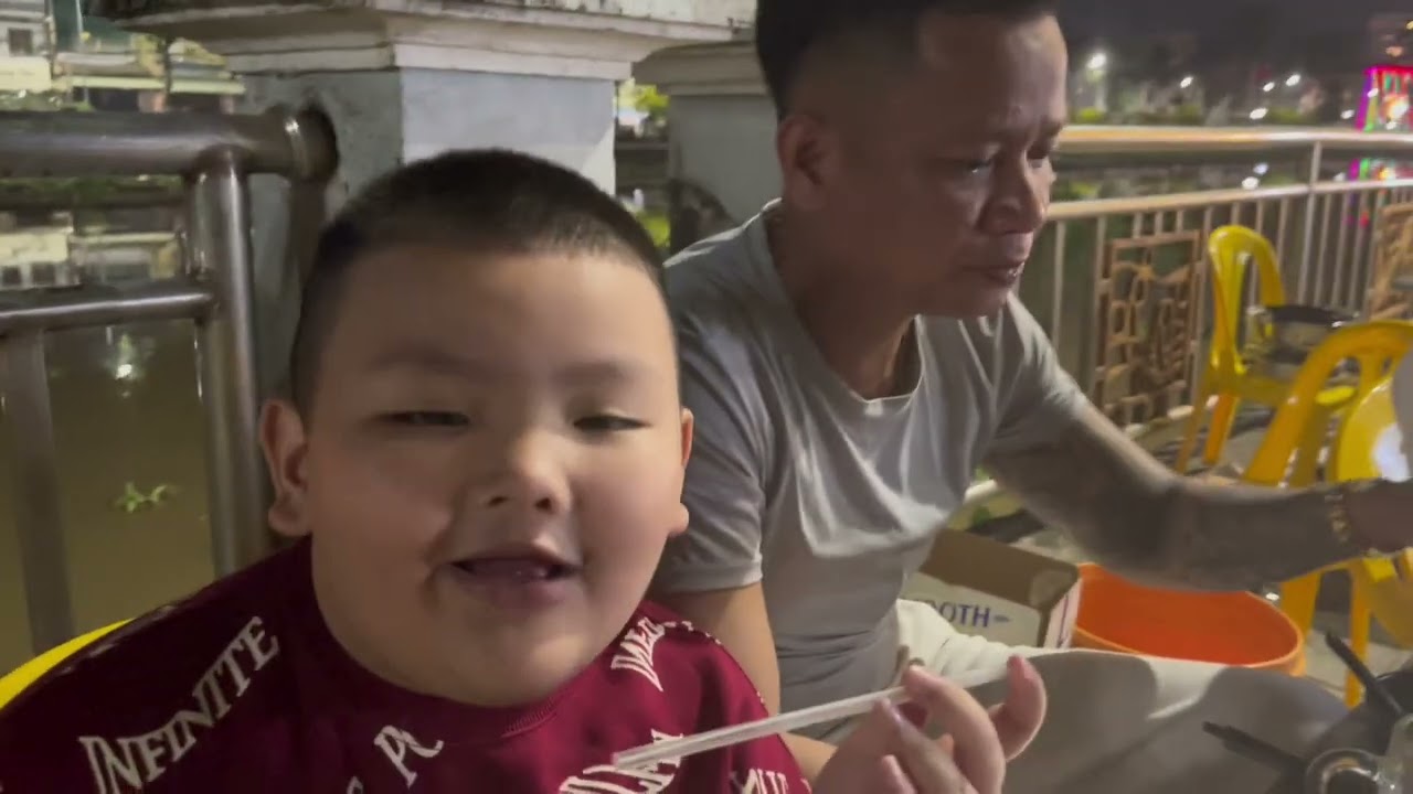 Được nghĩ 1 bữa gia đình về quê Nội cà Rốt,tối lại đi ăn ốc,hi