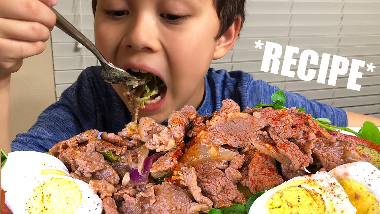 COOKING AND EATING KID'S FAVORITE STEAK SALAD *FAMILY RECIPE* | Mini Phan Club