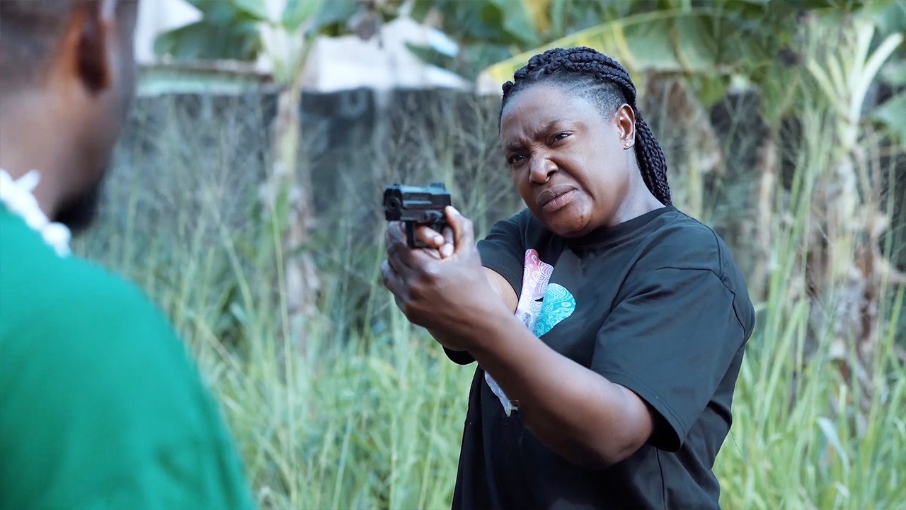 TOM BOY ANAFANYA TUKIO HATARI AMSAIDIA MAMA YAKE ASITOLEWE KAFARA