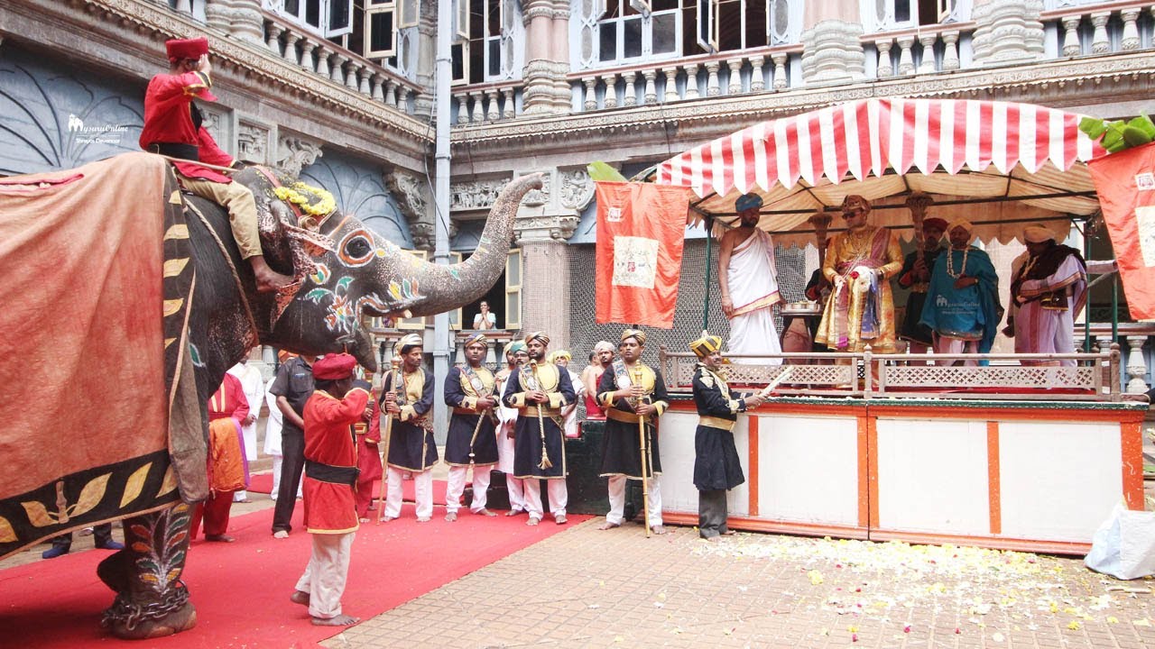 Maharaja Yaduveer Wadiyar Performs Ayudha Puja at Mysuru Palace | Mysuru Dasara 2019