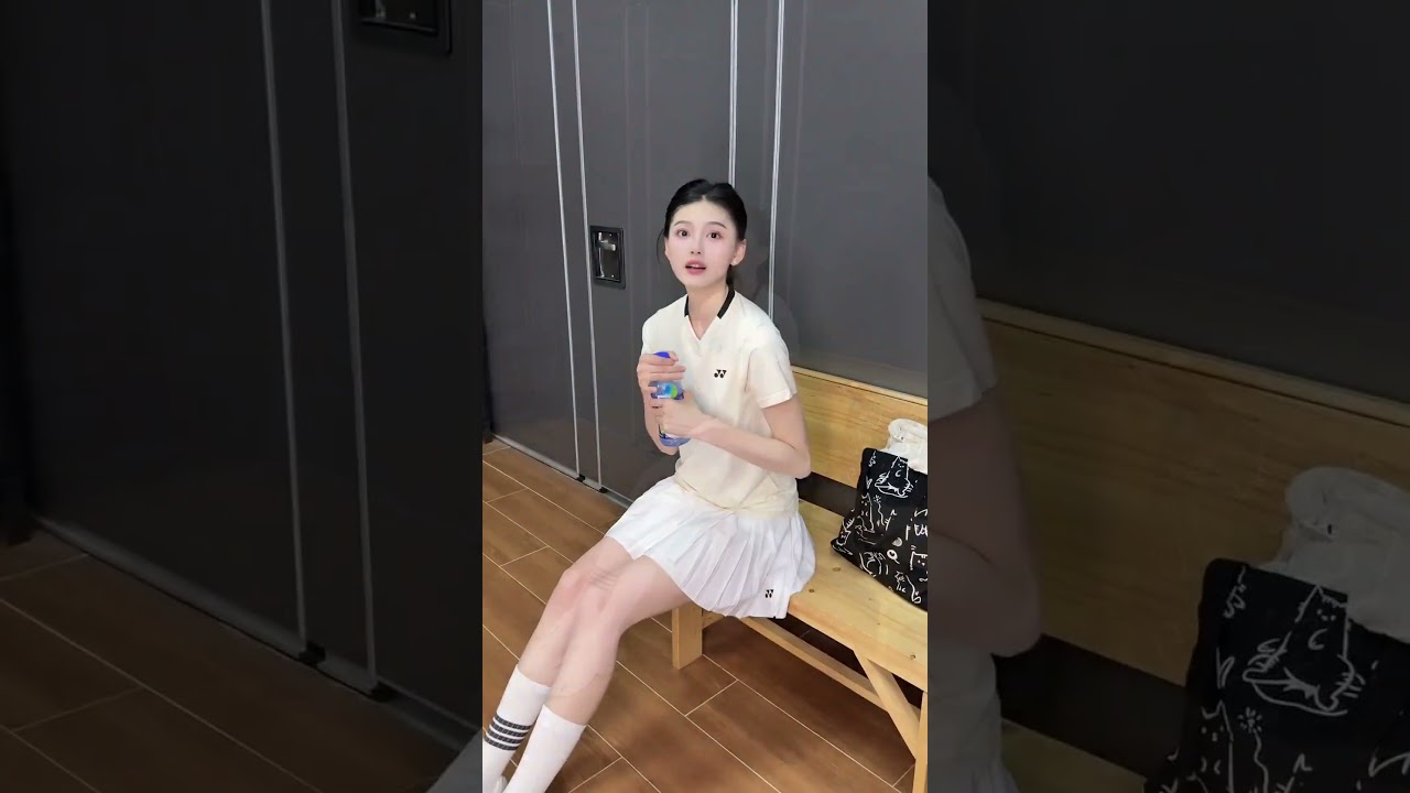 晴轩挥羽处，玉立带风来