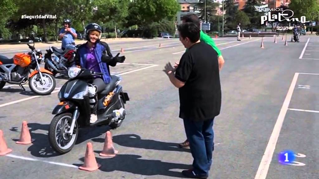 SEGURIDAD VITAL - 'Autoescuela Lara'  Práctica moto de 125cc en circuito