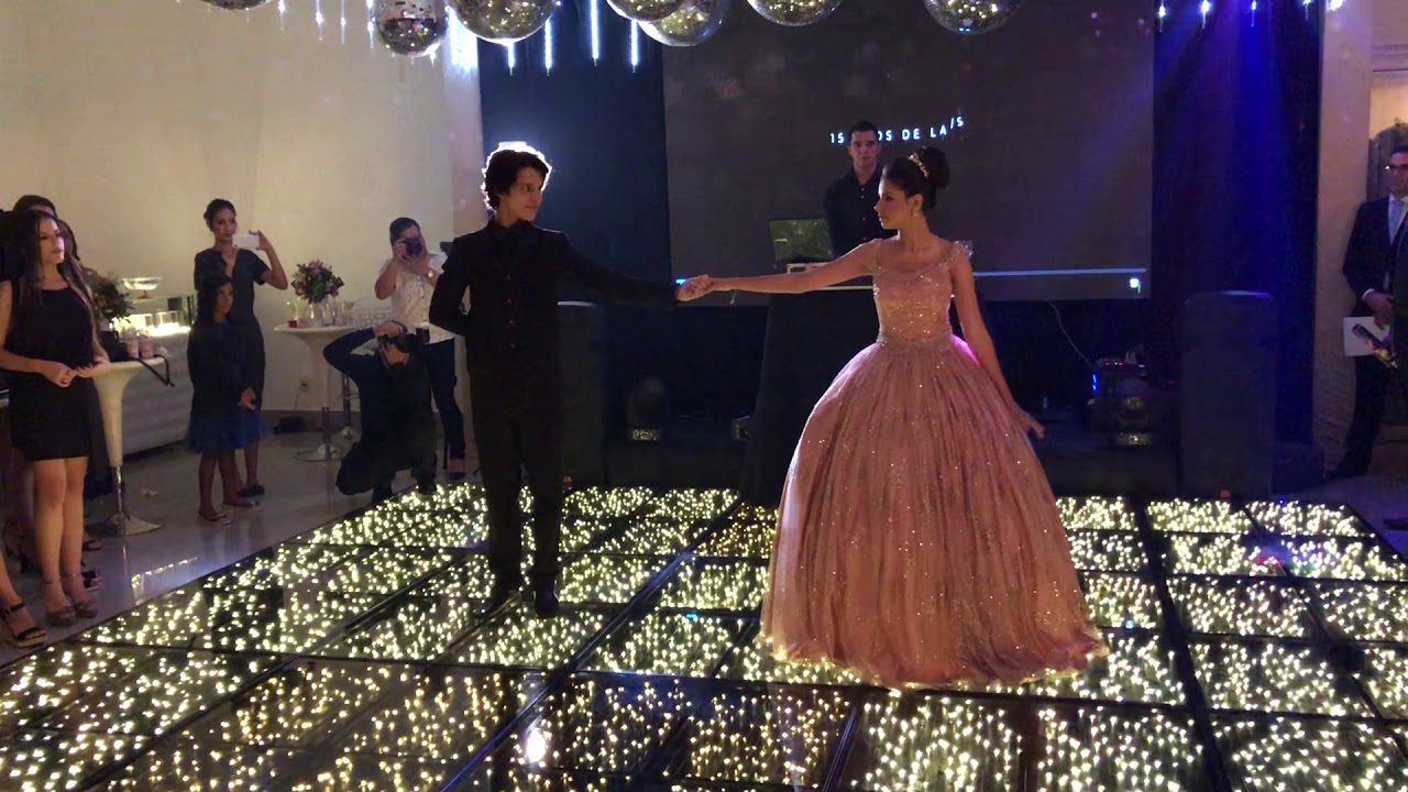 Valsa linda da Debutante Lais com o seu príncipe Fábio