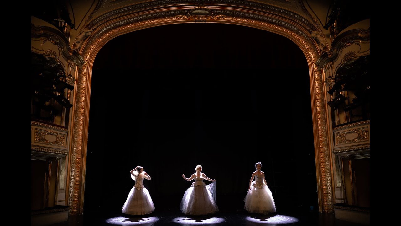 Les Femmes Opera - życie i scena
