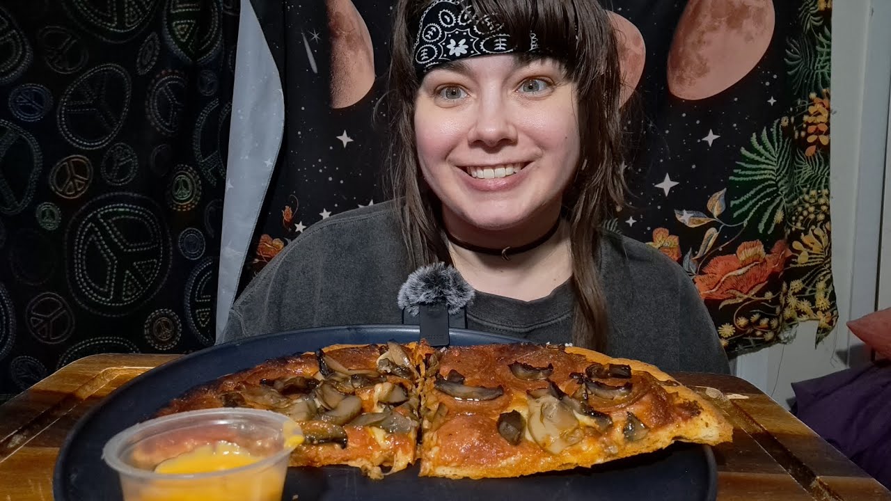 Пицца с пепперони и грибами