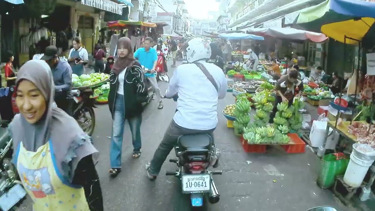 Scenes in the markets in Phnom Penh 4K Daily life of Cambodian people