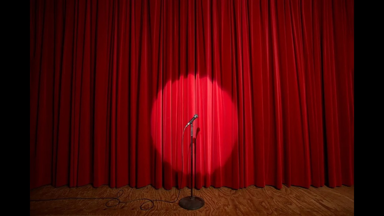 INFOWAR &mu;&epsilon; &mu;&alpha;ύ&rho;&eta; (stand-up) &kappa;&omega;&mu;&omega;&delta;ί&alpha;